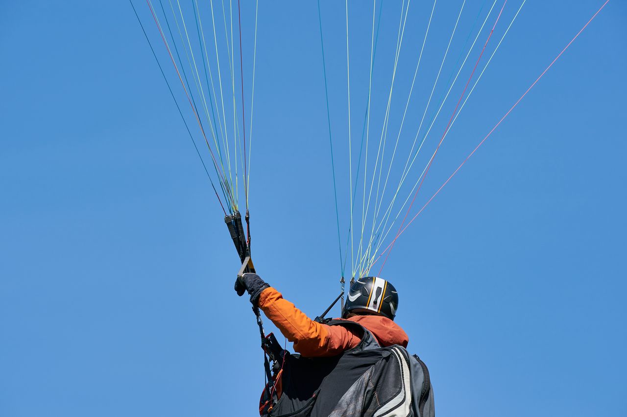 Entrainement de parapente sur le Mont Poupet près de Salins les